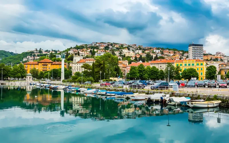 Orașul din Croația unde poți merge la schi și la plajă în aceeași zi. Destinația spectaculoasă tot mai căutată de turiști