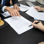 De ce tot mai multe persoane apelează la un avocat înainte de semnarea documentelor importante