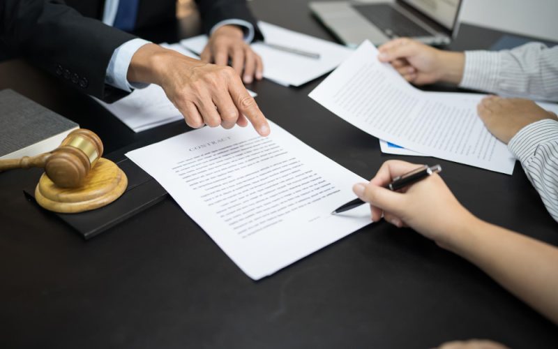 De ce tot mai multe persoane apelează la un avocat înainte de semnarea documentelor importante
