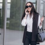 De la întâlniri de afaceri la ieșiri în oraș – versatilitatea unei genți de damă din piele bine alese