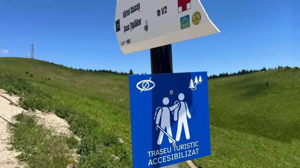 Premieră în România: primul traseu montan adaptat persoanelor cu deficiențe de vedere a fost inaugurat în Masivul Ciucaș