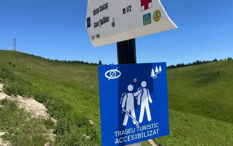 Premieră în România: primul traseu montan adaptat persoanelor cu deficiențe de vedere a fost inaugurat în Masivul Ciucaș