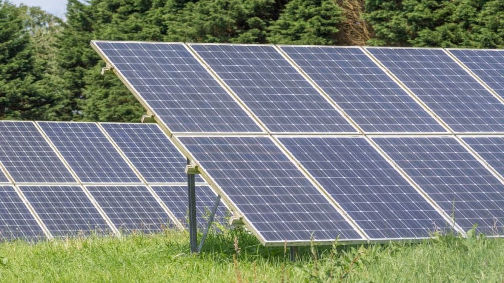 Schimbare importantă pentru prosumatori din 2027. Surplusul de energie va putea acoperi facturile de la mai multe locuințe