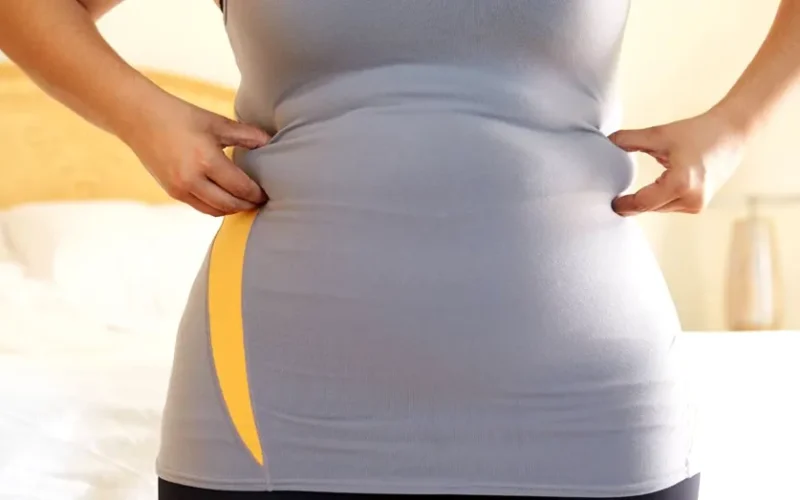 Dormi cu o oră mai puțin în fiecare noapte? Obiceiul care poate influența greutatea și metabolismul
