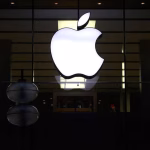 De ce europenii nu au încă Siri AI pe iPhone. Disputa dintre Apple și UE ține noul asistent departe de milioane de utilizatori