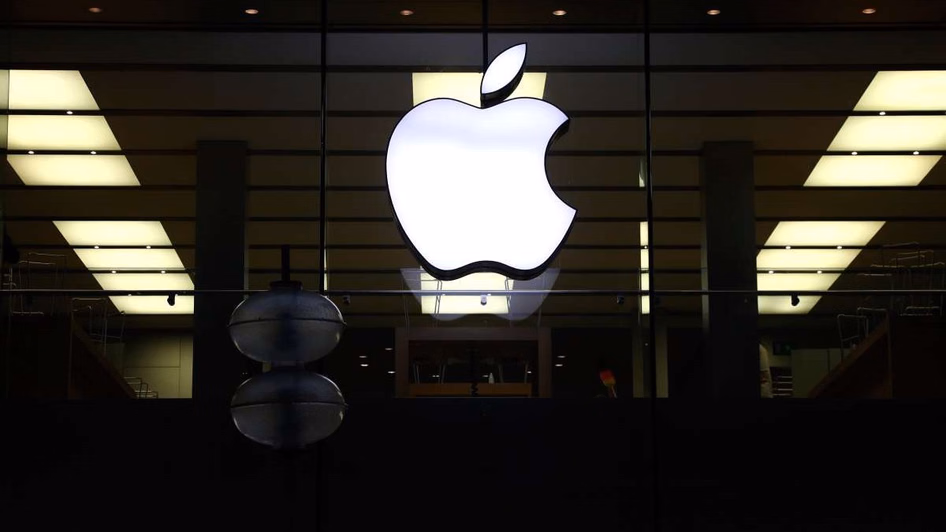 De ce europenii nu au încă Siri AI pe iPhone. Disputa dintre Apple și UE ține noul asistent departe de milioane de utilizatori